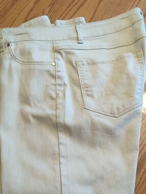 d. jeans Cropped Ankle Pants in Light Beige